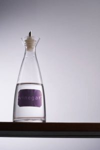 سرکه تقطیری سفید وردا مصرف راحت و سالم برای میان وعده و دسر